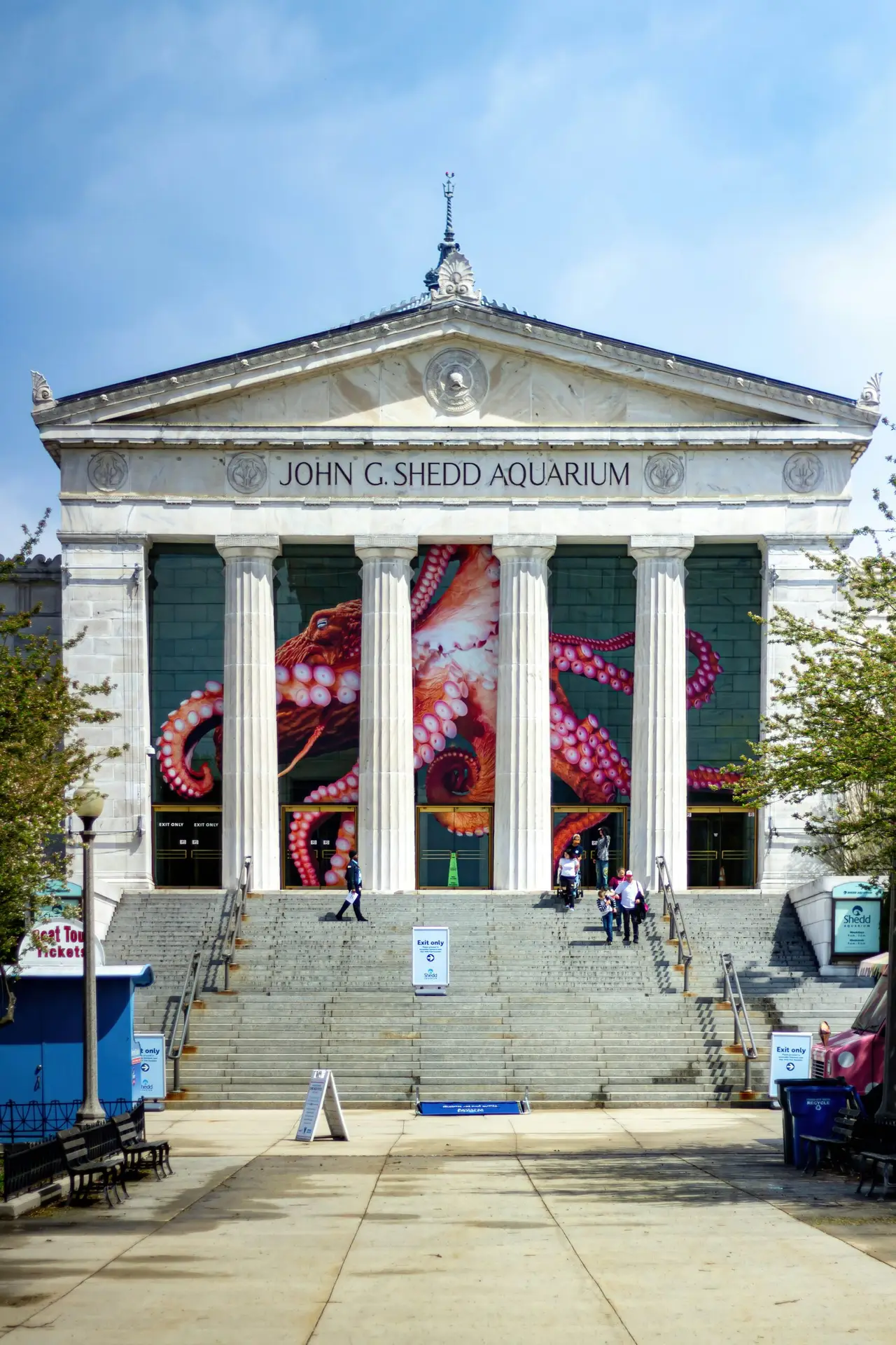 Photo of the front of Shedd Aquarium in Chicago.