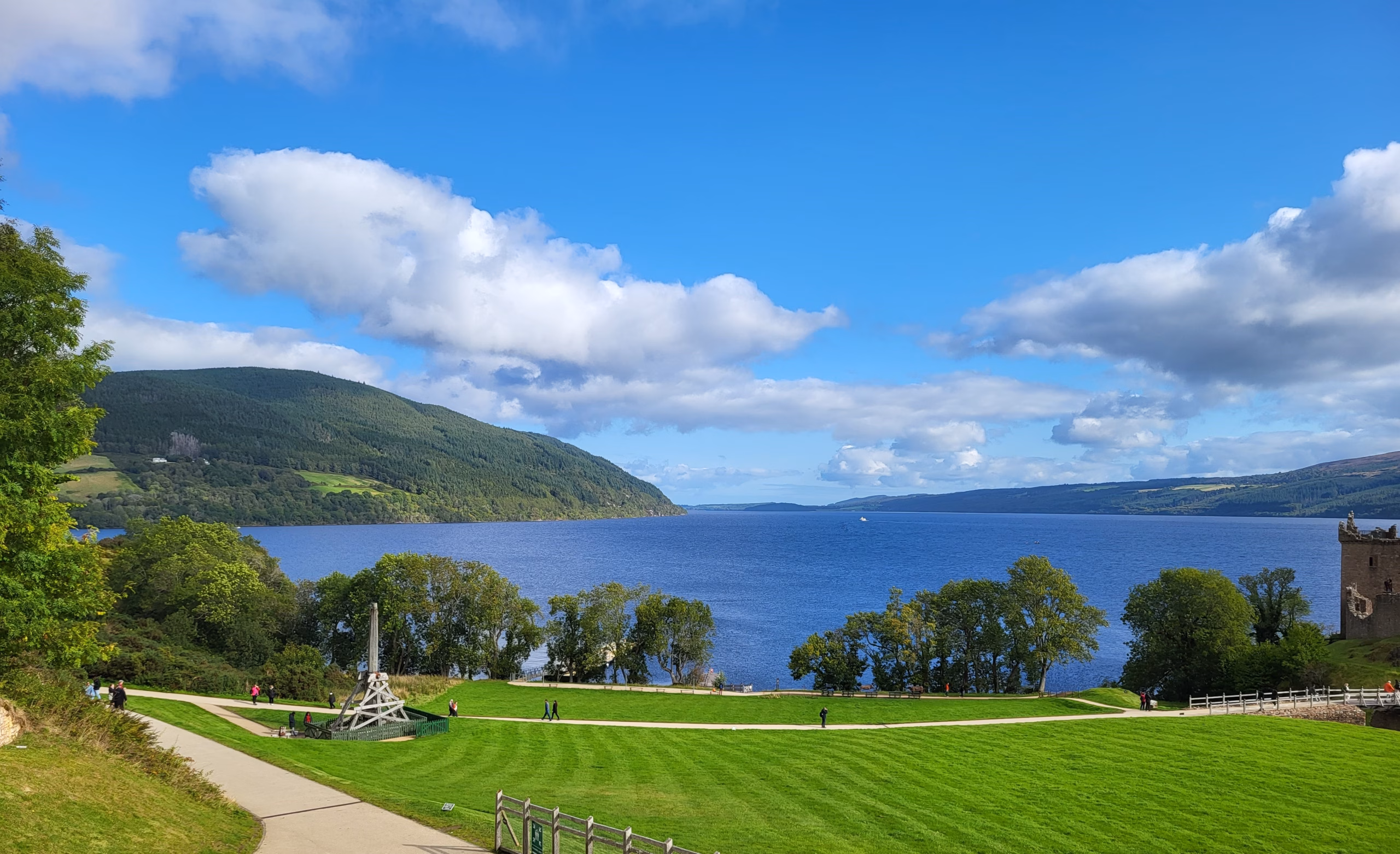 green-grass-blue-water-urquhart-castle-over-loch-ness-scotland