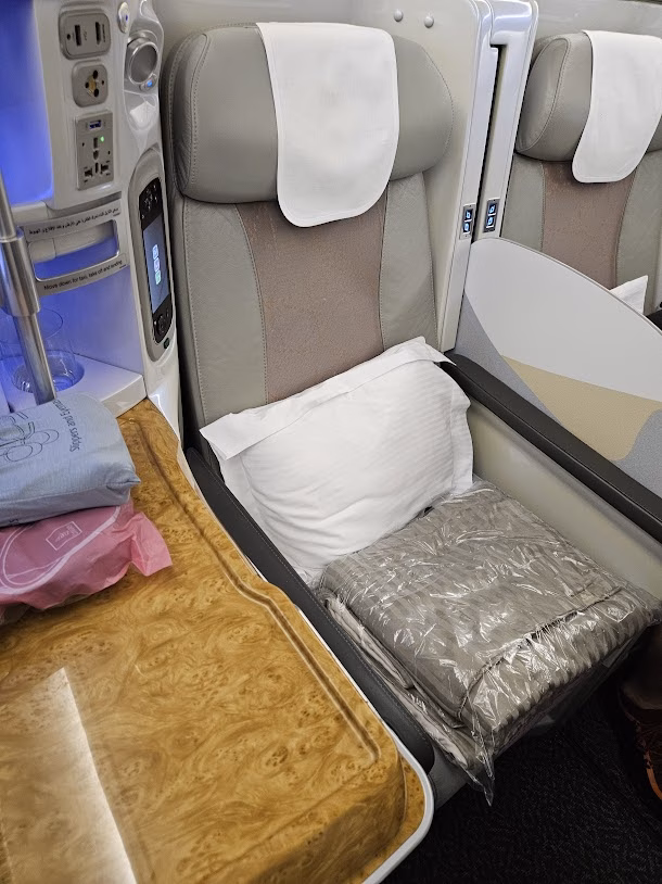 business-class-lie-flat-seat-on JFK-MXP-emirates-flight