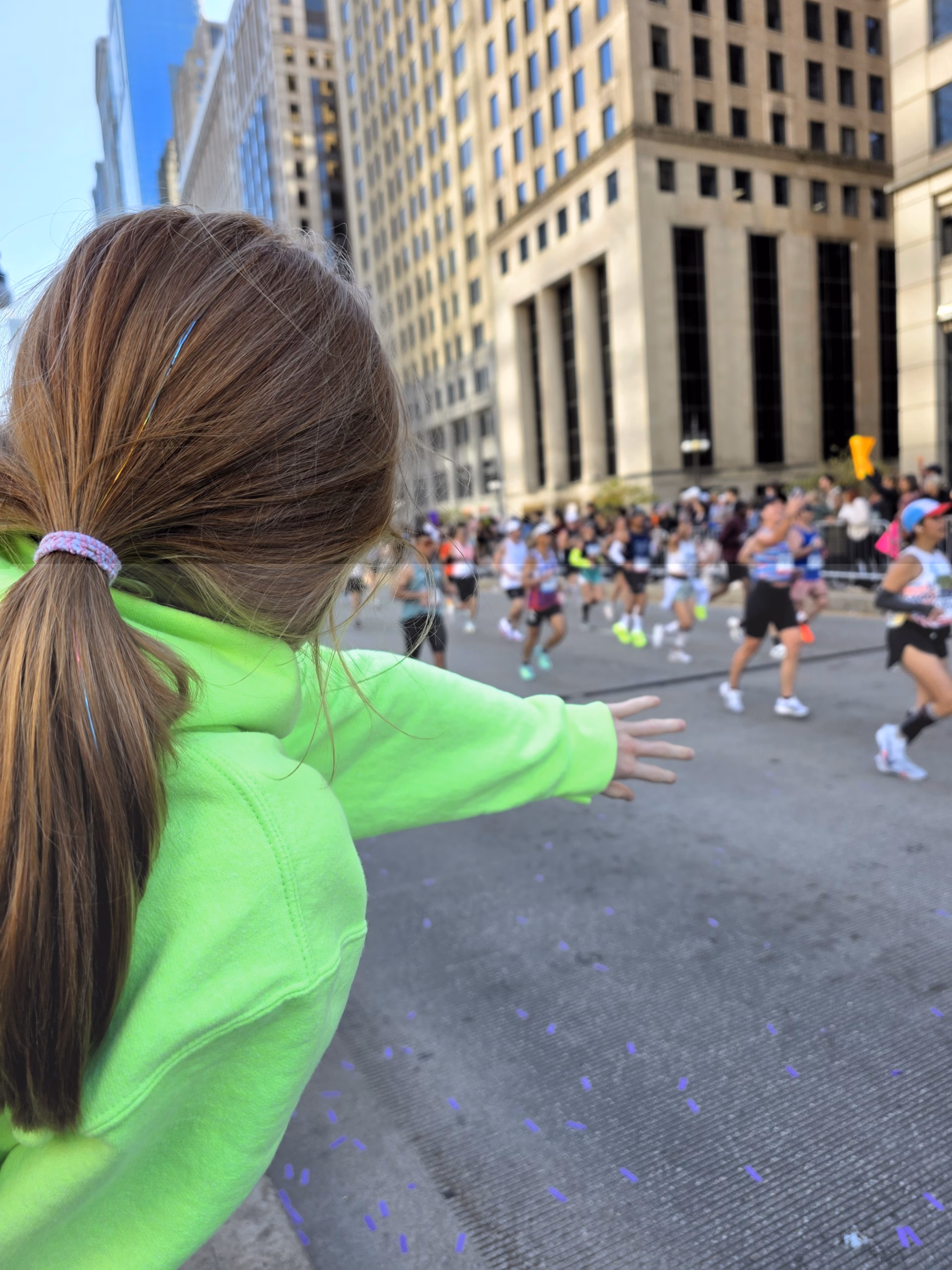 cheering-on-chicago-marathon-runners
