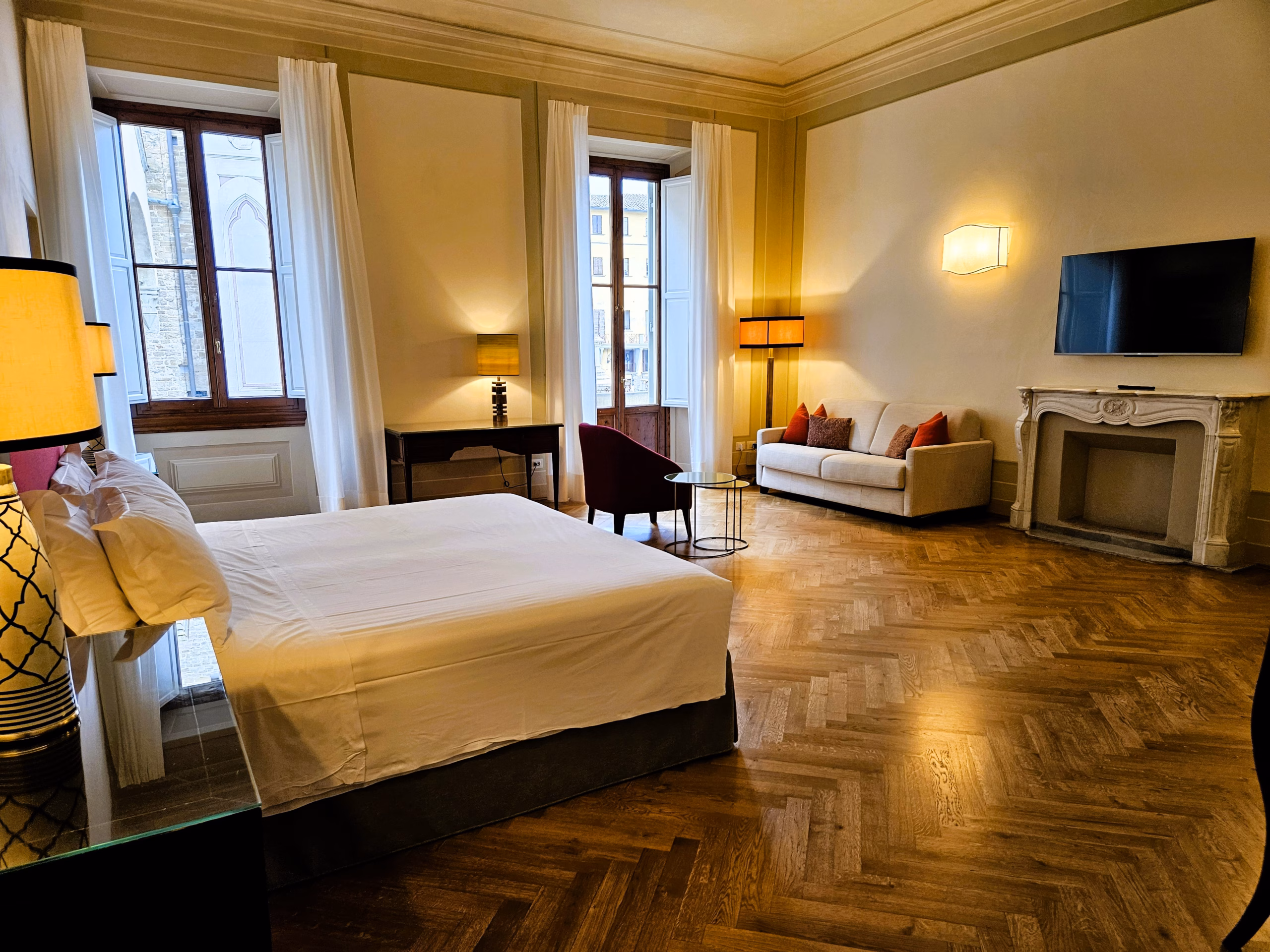 B&B 14 Santa Croce King with Balcony room view of sofa and large family layout