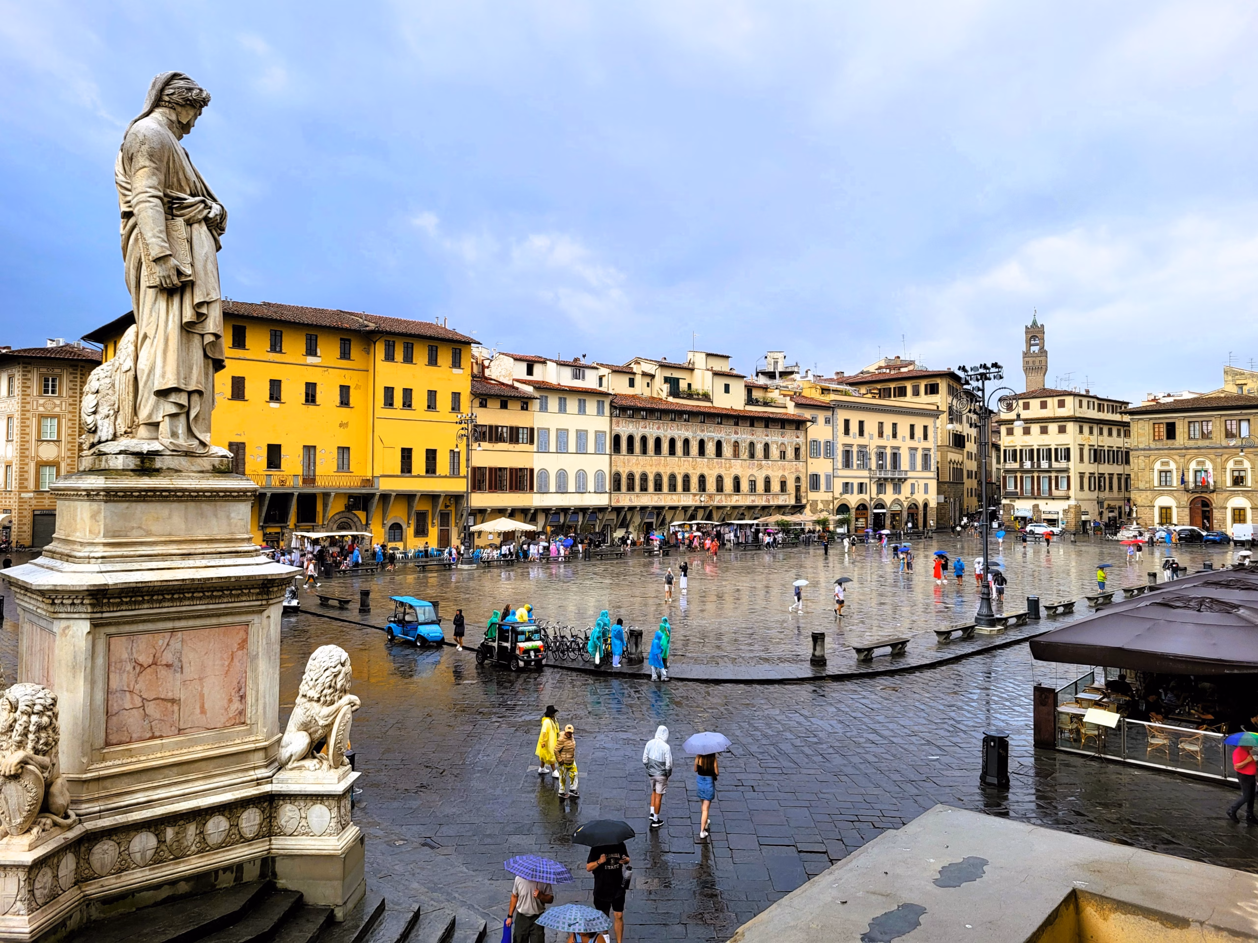 B&B 14 Santa Croce King with Balcony view of Piazza Santa Croce and monument to dante alighieri