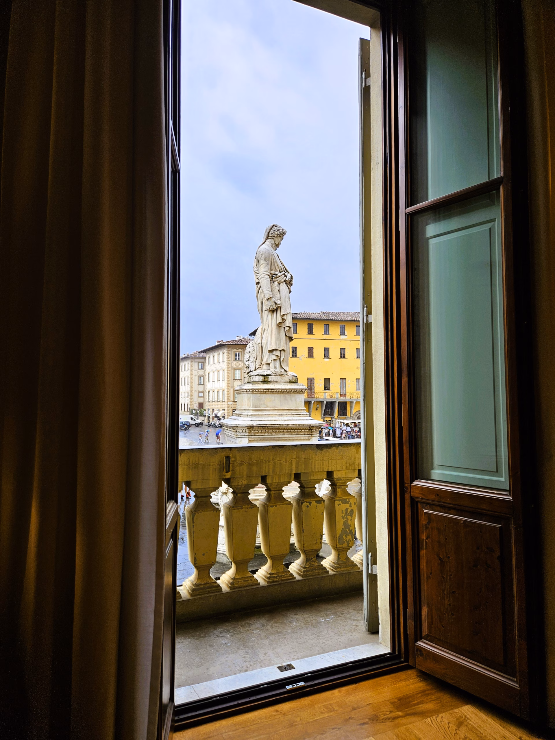 B&B 14 santa croce king room with balcony, view of balcony and momument to dante alighieri